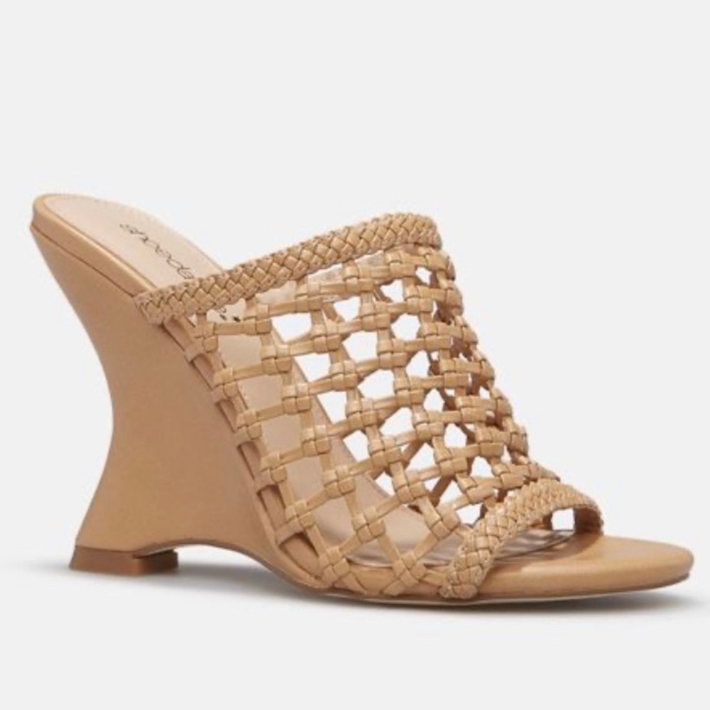 A Slip-On Curved Wedge with a Woven Strap